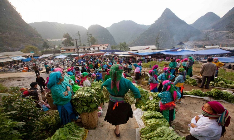 A corner in the Meo Vac market