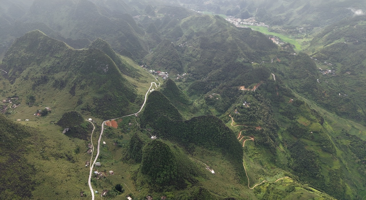 quan-ba-heaven-gate-where-the-sky-meets-the-mountains-1