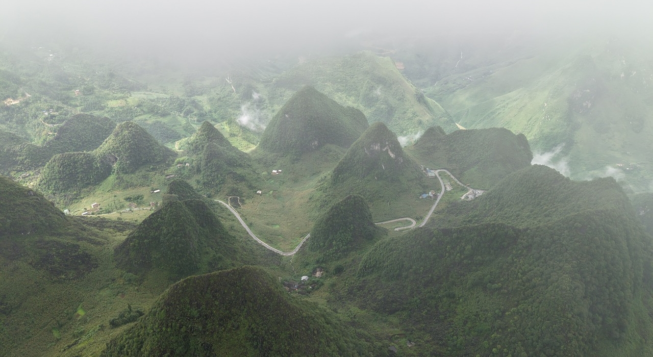 quan-ba-heaven-gate-where-the-sky-meets-the-mountains-2